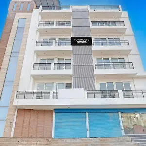 **** Hotel Super Townhouse Sector 62 Near World India